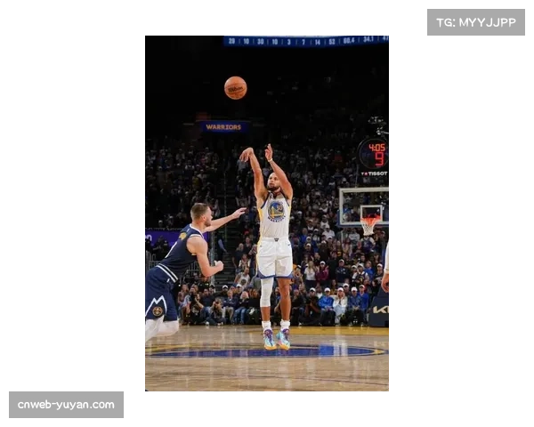 库里超远三分改变防守维度 无球跑动重塑进攻空间